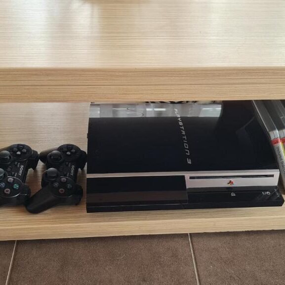Igralna konzola PlayStation v dnevni sobi Apartmaja Pikabooth Topolšica