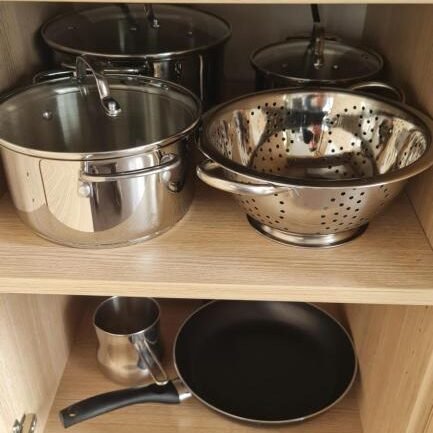 Posoda v kuhinji Apartma Pikabooth Topolšica