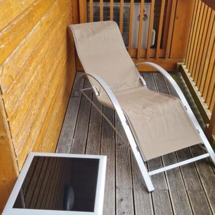 Balkon z ležalnikom v Apartmaju Pikabooth Topolšica