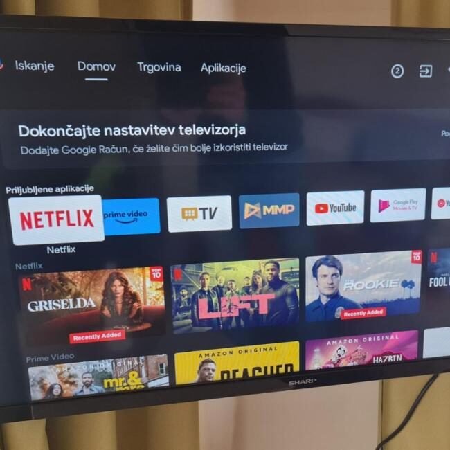 Pametni TV z HBO Premium v dnevni sobi Apartmaja Pikabooth Topolšica