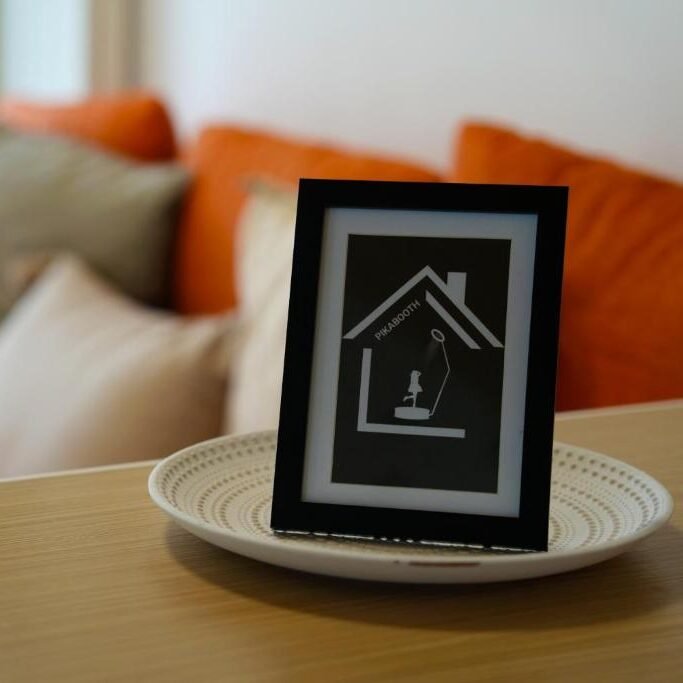 Dekoracija v dnevni sobi Apartmaja Pikabooth Topolšica