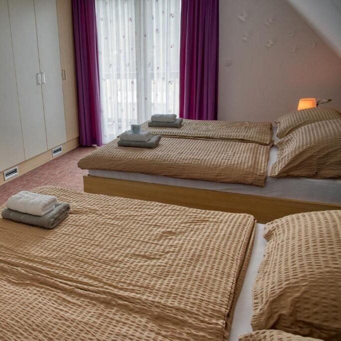 Zakonske postelje v spalnici Apartmaja Pikabooth Topolšica