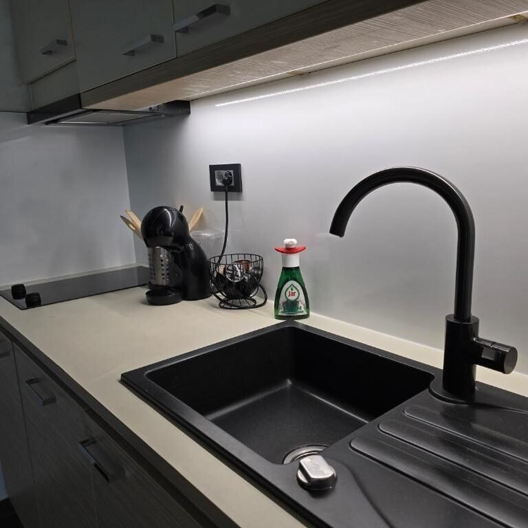 Kuhinjski pult v Apartmaju Pikabooth Topolšica